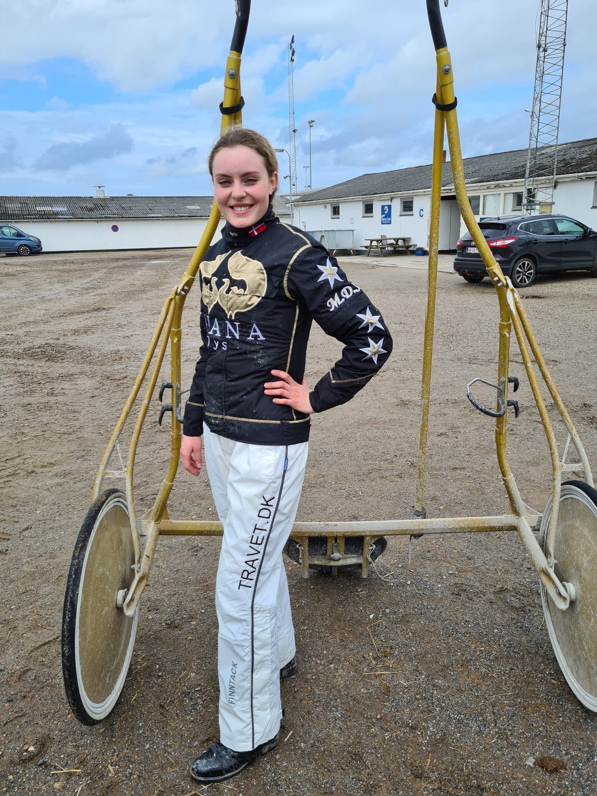Maria Dueholm Svendsen gør første start fra sulky 184102361_797378627552663_7418267253799213494_n