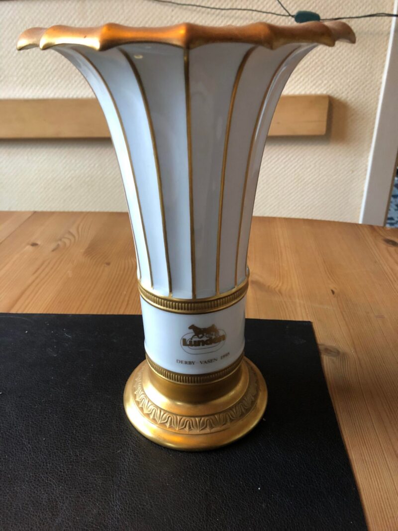 Salgsmenu - Derbyvase fra 1995 udbydes 264072838_990296911517713_3289734261639829706_n