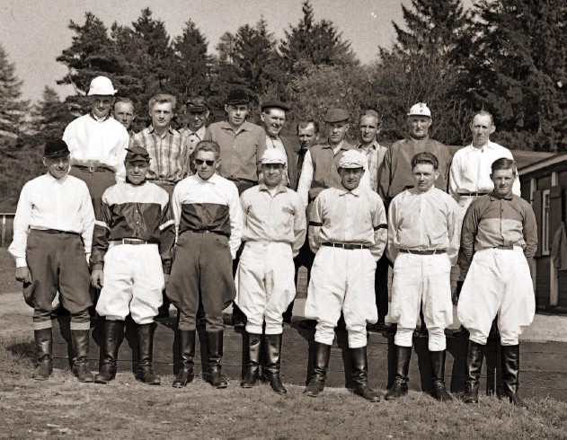 Tag det første skridt mod væddeløbsbanen 1961 Licensprøve Foto Algot kopi