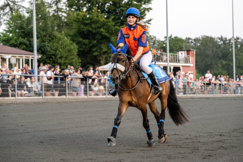 Hoff med Tabea Anne Munk 19 juli 2022 Fotograf Torben Ager Travfoto Bornholm TKA 6251 scaled e1658481913453