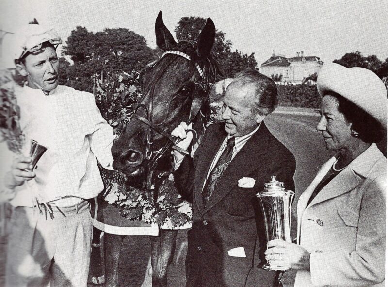 Patricia Garbi hyldes efter derbysejren 1973. Ejer Aage Jensen og hsutru samt kusk Thorkild Jensen Foto B Seeger e1666706707978