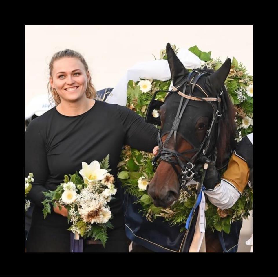 Dansk oppasser med hest i Svensk Opdrætningsløb 384101908_7024146004270574_149284906889723542_n