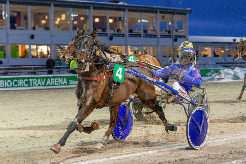 Johnni prøver lykken på Åby handsome_diamond