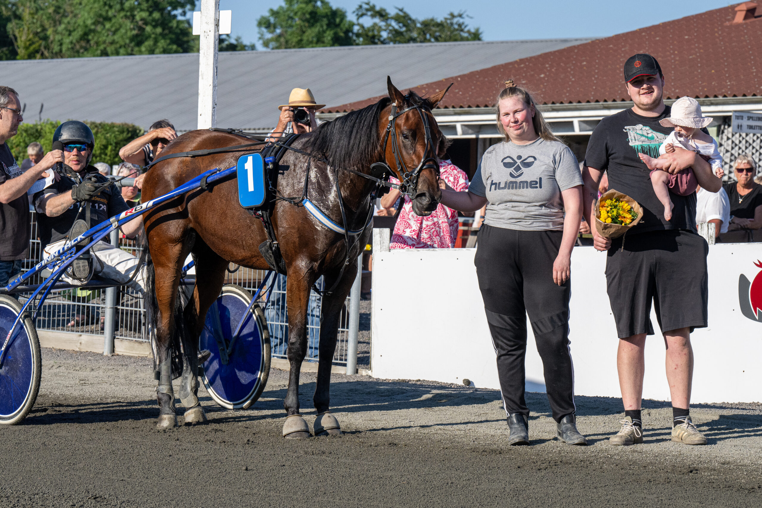 Kurts Mor med Kim Mortensen 26 juni 2024 Fotograf Torben Ager Travfoto Bornholm TKA 3597 scaled