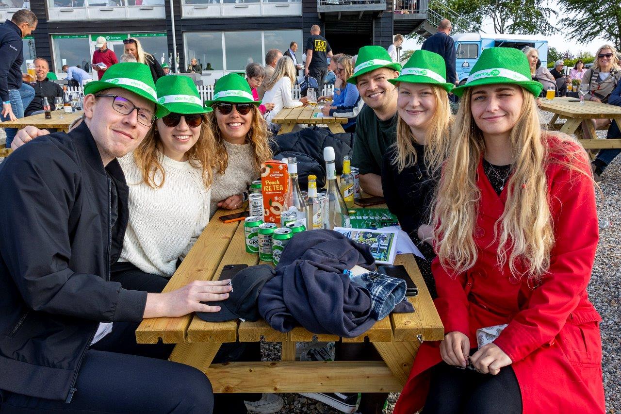 unge mennesker ved baenk udenfor meget smilende 5