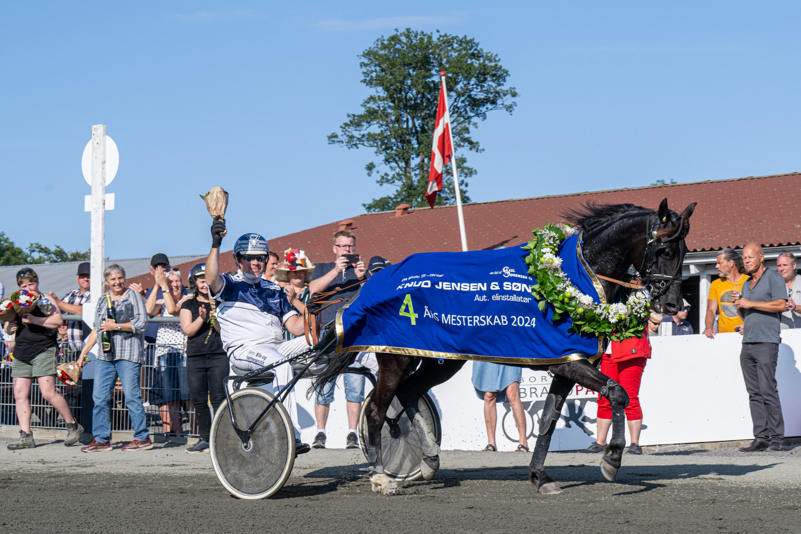 Premiere på “Alt på spil” – Travsporten i hjertet af Bornholm Ina Baunely med Martin Sjøholm Jensen 23 juli 2024 Fotograf To