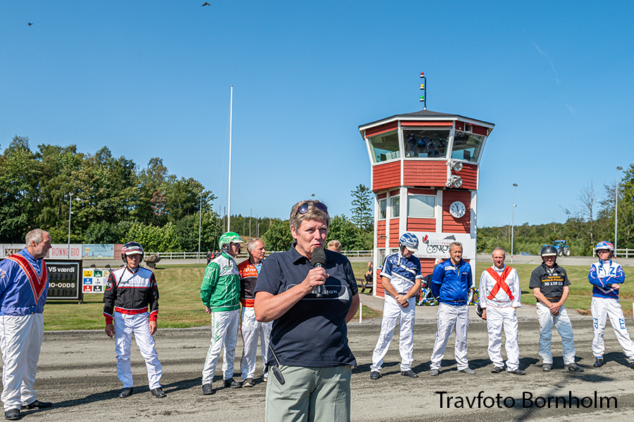 Driftleder Charlotte Berg byder velkommen 22 august 2021 Fotograf Torben Ager Travfoto Bornholm TKA 8036