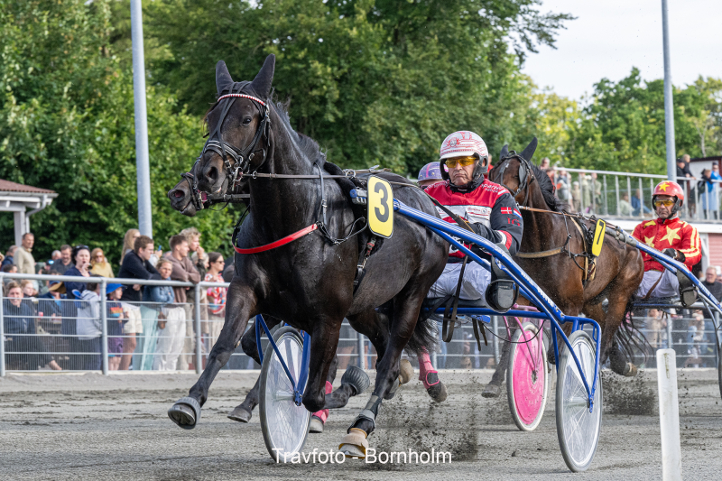 Jessica Femme med John Gommans 3 juli 2024 Fotograf Torben Ager Travfoto Bornholm TKA 3871