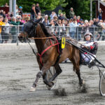 Sådan gik det på Bornholm Hazard Hjortshøj med Niels Kristian Hansen 5 juni 2026 Fotograf Torben Ager - Travfoto Bornholm TKA_4533-800x600