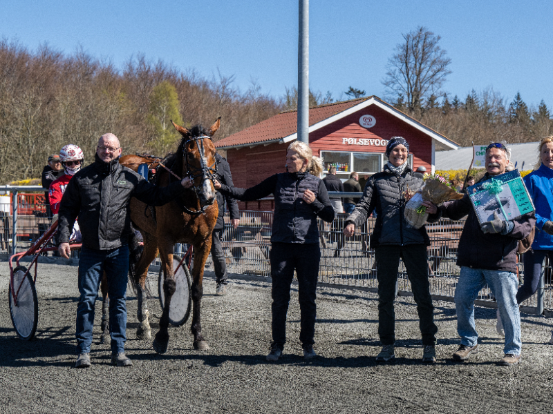 Hejdi Hovmand med Mads Petersen 26 april 2026 Fotograf Torben Ager Travfoto Bornholm TKA 0357 800x600 1