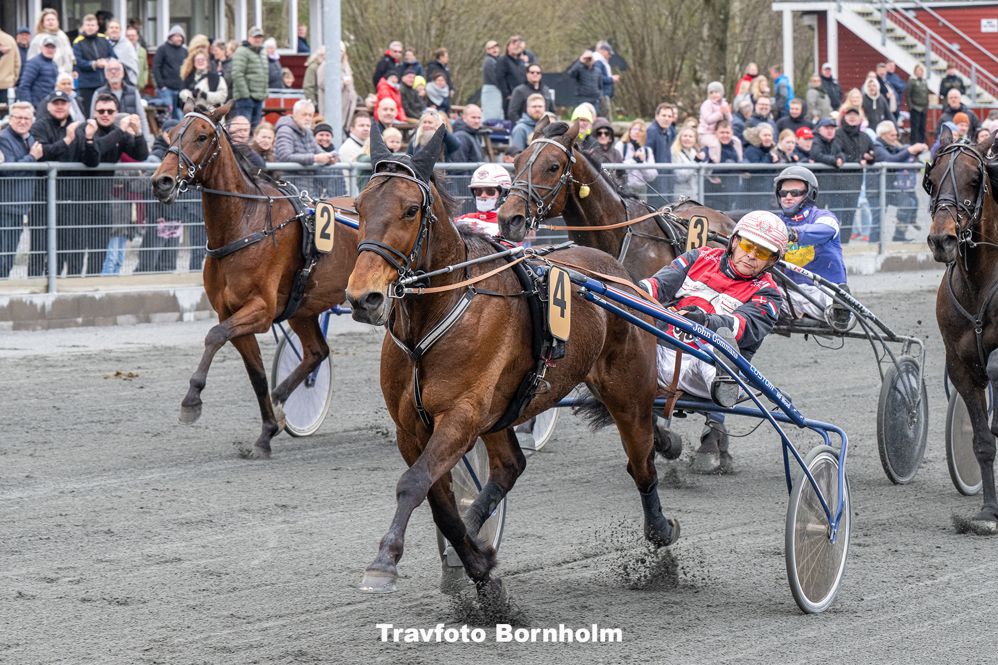 Ismael Boko med John Gommans 19 april 2025 Fotograf Torben Ager Travfoto Bornholm TKA 7949