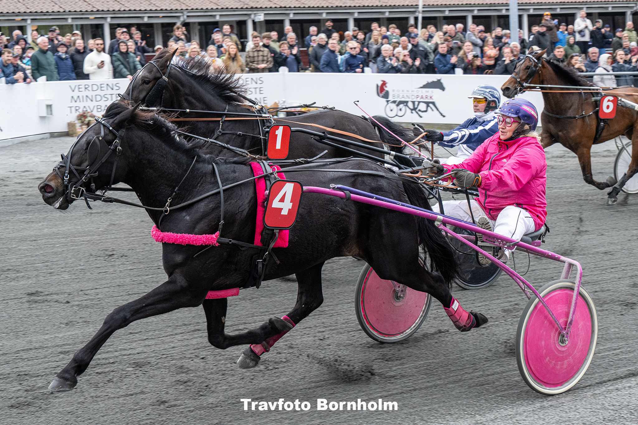 Joy Osiris md Betina Lund 19 april 2025 Fotograf Torben Ager Travfoto Bornholm TKA 7751