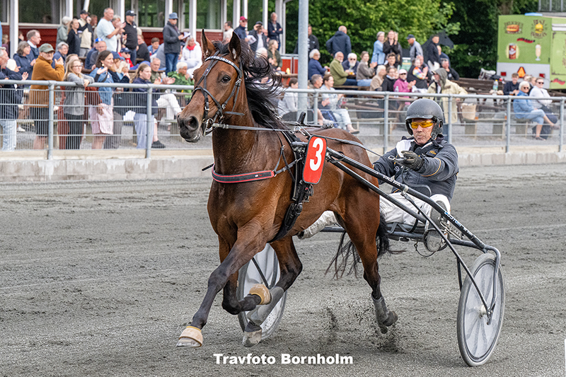 Kiwi Troejborg med Kim Mortensen 17 juni 2025 Fotograf Torben Ager Travfoto Bornholm TKA 2302