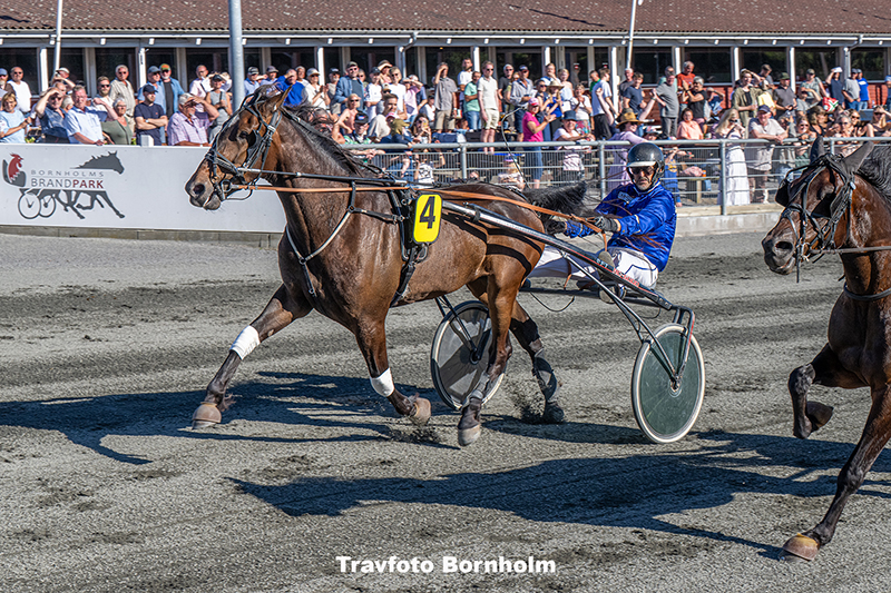 Leander Baunely med Kim Hjort 1. juli 2025 Fotograf Torben Ager Travfoto Bornholm TKA 4660