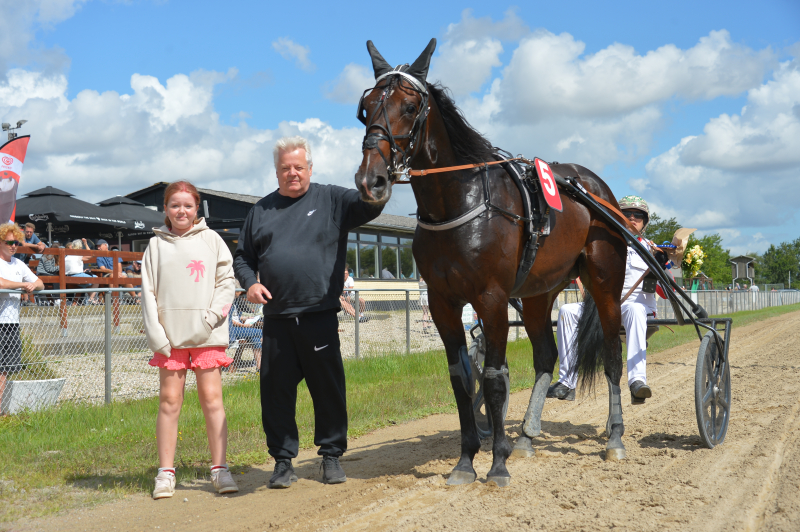Manhattan_Trot_2_250810