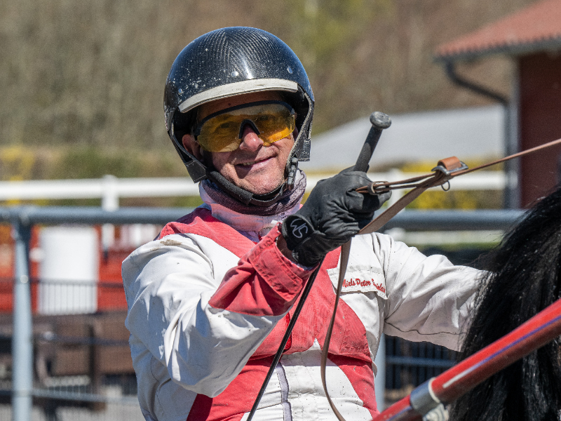 Niels Peter Steinlain 26 april 2026 Fotograf Torben Ager Travfoto Bornholm TKA 0729 800x600 1