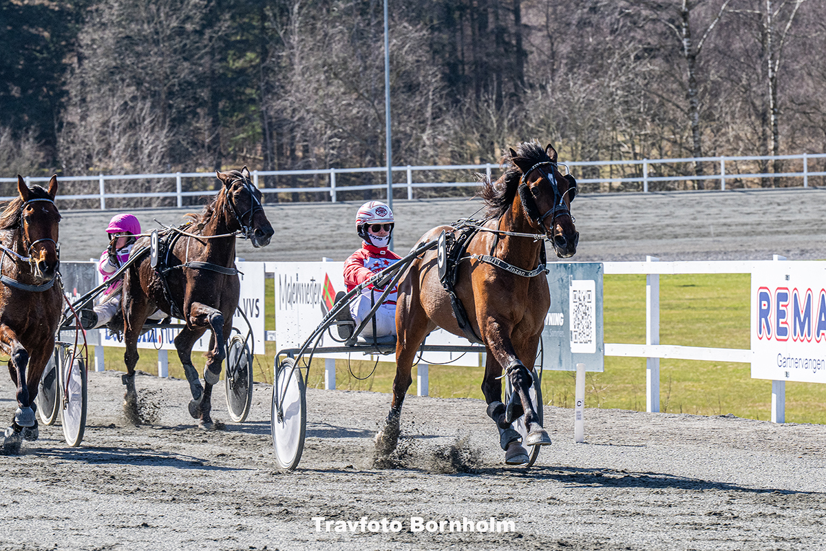 Zinzan Cash med Mads Petersen 4 april 2026 Fotograf Torben Ager Travfoto Bornholm TKA 9032